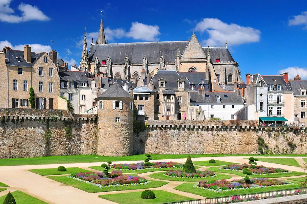Charmant Appartement En Residence Calme Au Centre De Vannes Proche Gare